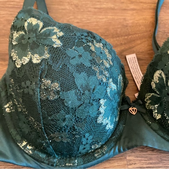 Victoria's Secret Green Lace‎ Underwire Bra with Adjustable Straps - Picture 2 of 6